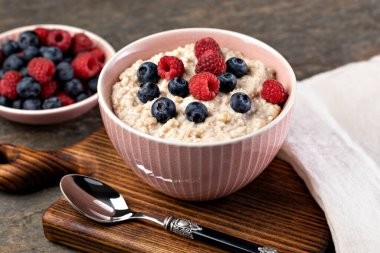 Tahta bir masada meyveli yulaf ezmesi.