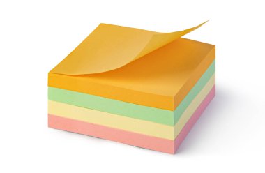 Beyaz arkaplanda izole edilmiş kağıt notlar bloğu