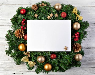 Noel ağacı dalları ve kağıt notlu top