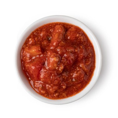 Beyaz arka planda izole edilmiş salsa soslu kase.