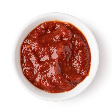Beyaz arka planda izole edilmiş salsa soslu kase.