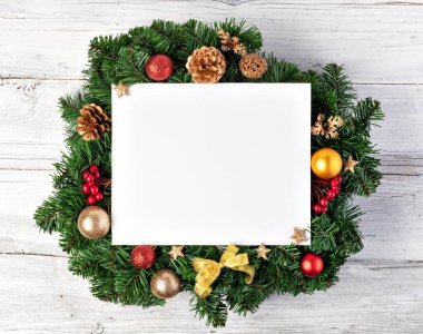 Noel ağacı dalları ve kağıt notlu top