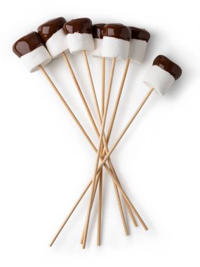 Beyaz arka planda izole edilmiş leziz marşmelovlar.