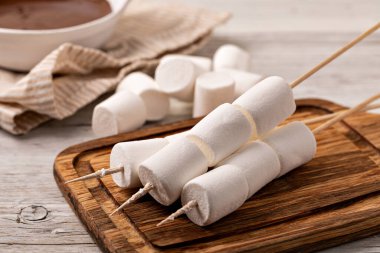 Eski ahşap masada lokum.