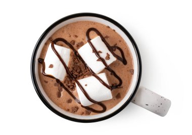 Beyaz arka planda izole edilmiş bir fincan sıcak çikolata.