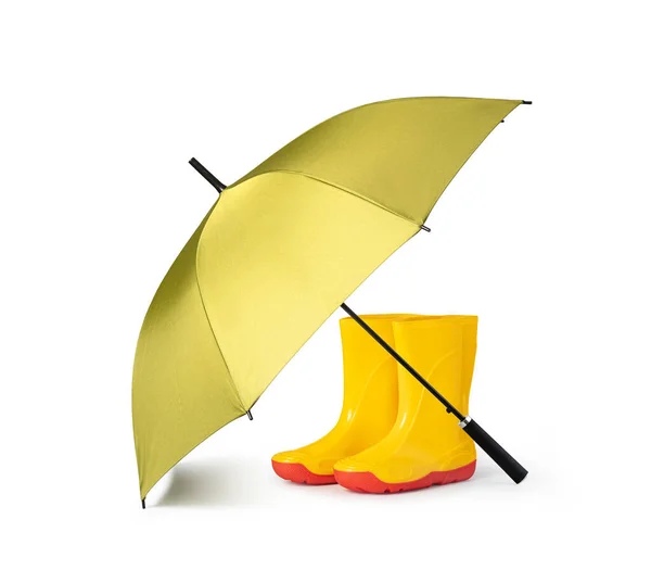 Grüner Regenschirm Und Gummistiefel Auf Weißem Hintergrund — Stockfoto