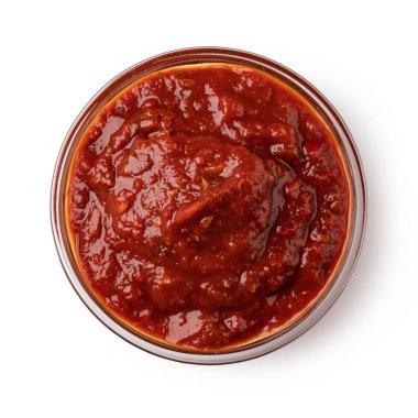 Beyaz arka planda izole edilmiş salsa soslu kase.