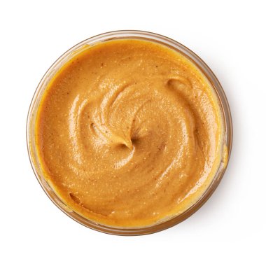 Beyaz arka planda izole edilmiş cam kase fıstık ezmesi.