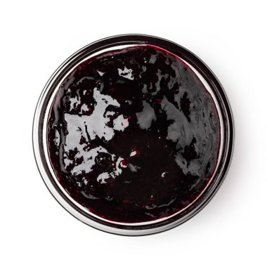 Beyaz arka planda izole edilmiş kırmızı frenk üzümü reçeli kasesi.