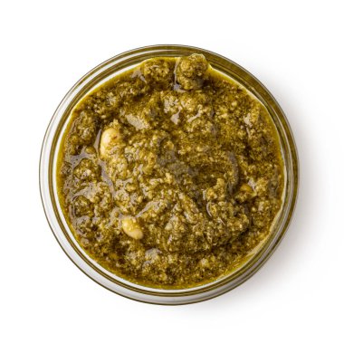 Beyaz arka planda pesto soslu kase
