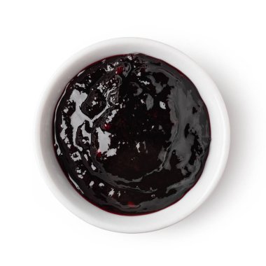 Beyaz arka planda izole edilmiş kırmızı frenk üzümü reçeli kasesi.