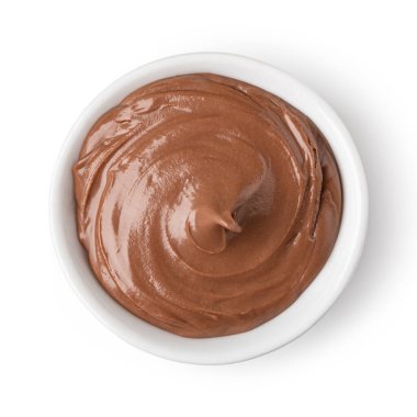 Beyaz zemin üzerine çikolata serpiştirilmiş kase.