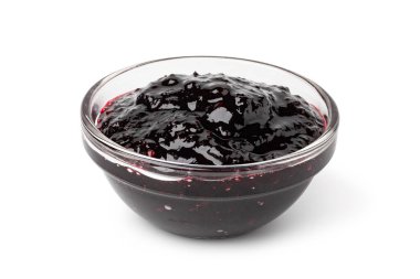 Beyaz arka planda izole edilmiş kırmızı frenk üzümü reçeli kasesi.