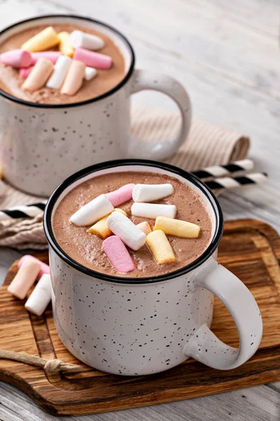 Chocolate Quente Com Marshmallow Uma Xícara Fundo Madeira — Fotografia de Stock