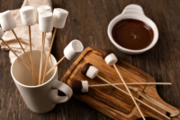 Marshmallow Gammalt Träbord — Stockfoto