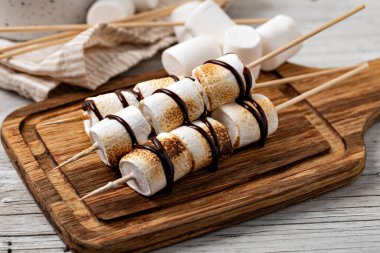 Eski ahşap masada lokum.