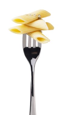 Çataldaki spagetti beyaz arkaplanda izole edilmiş.