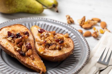 Ballı, fındıklı, kızılcıklı ve tarçınlı armut.