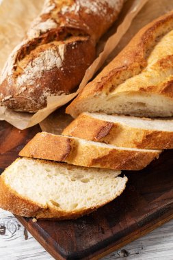 Ahşap masada pişmiş ekmek çeşitleri