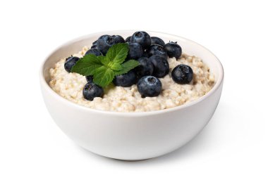 Beyaz arka planda izole edilmiş meyveli yulaf ezmesi