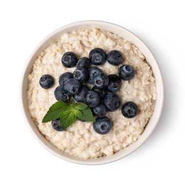 Beyaz arka planda izole edilmiş meyveli yulaf ezmesi