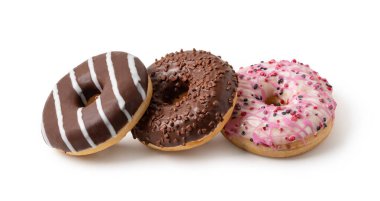 Çörekler beyaz arkaplanda izole edilmiş.