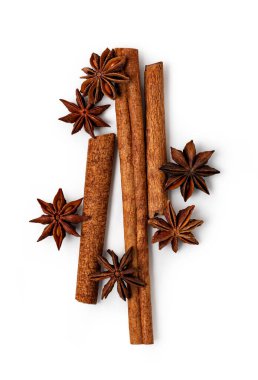 beyaz arkaplanda izole edilmiş yıldız anason ve tarçın