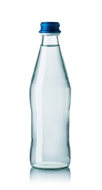 Beyaz arka planda izole edilmiş küçük su şişesi.
