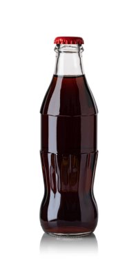 Beyaz arkaplanda izole edilmiş cam kola şişesi.