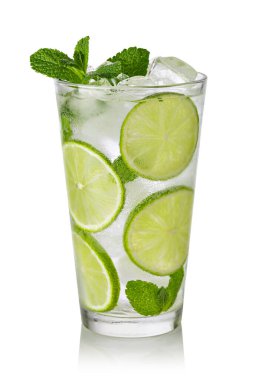 Beyaz arka planda limon, nane ve buzlu taze Mojito kokteyli.