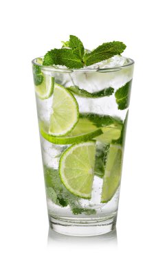 Beyaz arka planda limon, nane ve buzlu taze Mojito kokteyli.