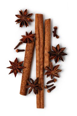 beyaz arkaplanda izole edilmiş yıldız anason ve tarçın