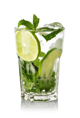 Beyaz arka planda limon, nane ve buzlu taze Mojito kokteyli.