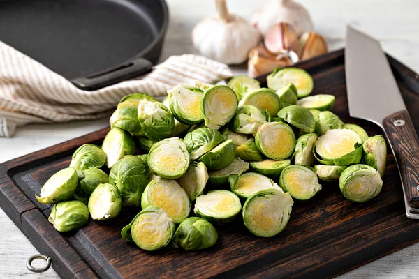 Frischer Rosenkohl Auf Holzgrund — Stockfoto