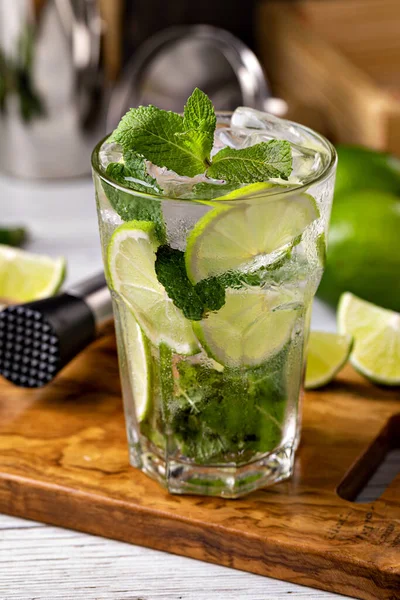 Cóctel Mojito Fresco Con Lima Menta Hielo —  Fotos de Stock