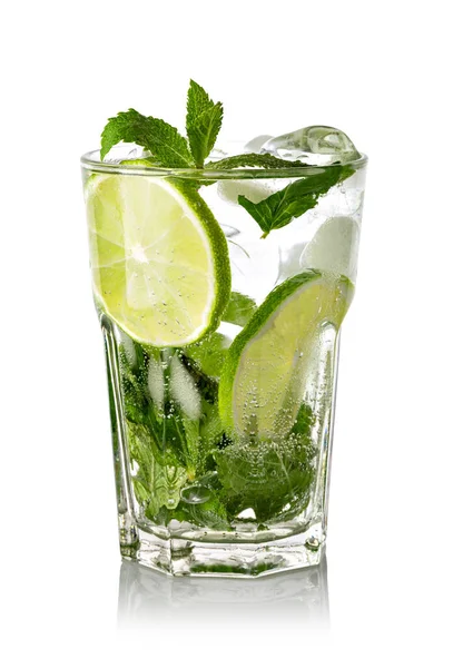 Färsk Mojito Cocktail Med Lime Mynta Och Isolerad Vit Bakgrund — Stockfoto