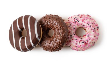 Çörekler beyaz arkaplanda izole edilmiş.