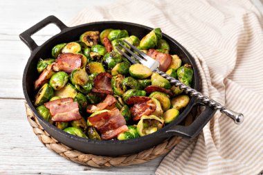 Kızarmış Brüksel lahanası ve pastırma. 