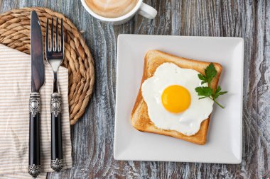 Kızarmış yumurtalı tost, üst manzara.