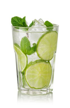 Beyaz arka planda limon, nane ve buzlu taze Mojito kokteyli.