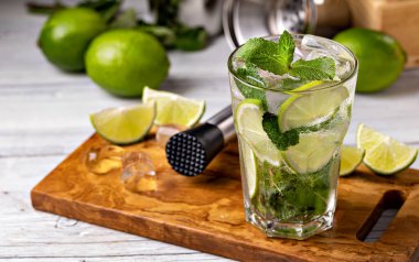 Taze mojito kokteyli, limon, nane ve buz.