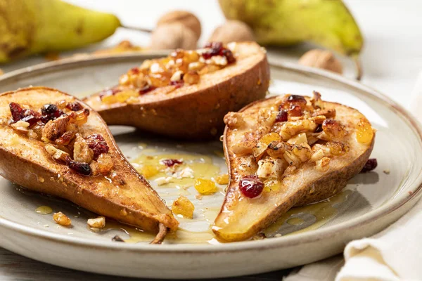 Süße Gebackene Birnen Mit Honig Nüssen Preiselbeeren Und Zimt — Stockfoto