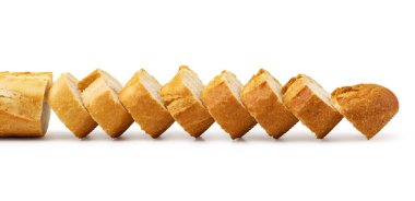 Beyaz arka planda izole edilmiş dilimlenmiş ekmek.