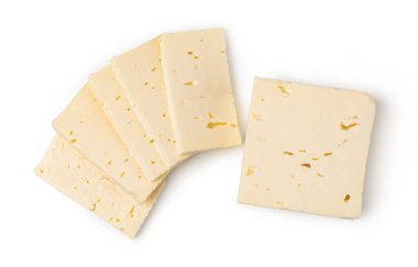 feta peyniri beyaza izole edilmiş.