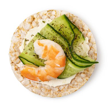 Krem peynirli pirinç kekleri, karides ve salatalık. beyaz arkaplanda izole