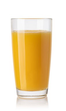 Beyaz arka planda izole edilmiş bir bardak portakal suyu.