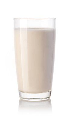 Kırpma yolu ile beyaz arkaplanda izole edilmiş meyve suyu bardağı