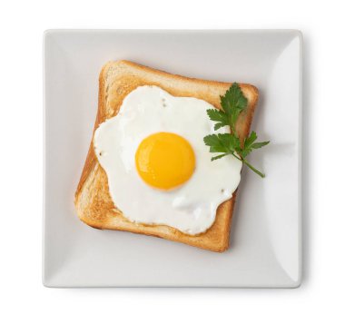 Beyaz arka planda izole edilmiş yumurta..