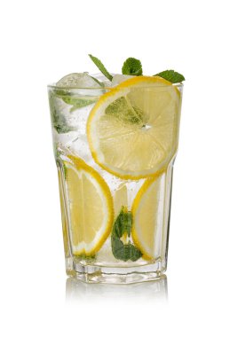 Beyaz arka planda bir bardak limonata.