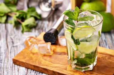 Taze mojito kokteyli, limon, nane ve buz.